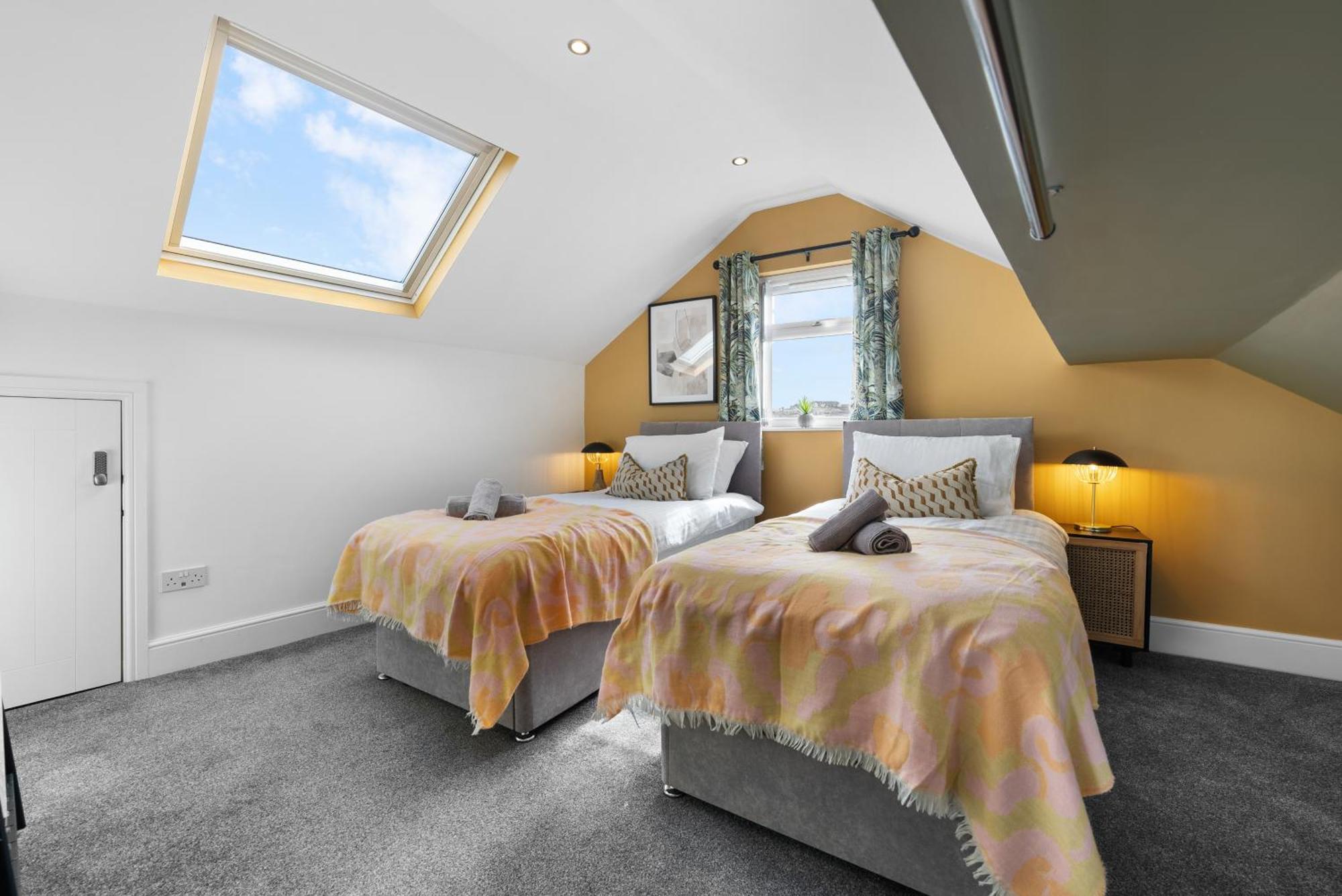 4-Bedroom Stunning Luxe, Spacious & Stylish Design House Bolton, Sleeps 11, With Parking Central Bolton, Links To Manchester, Pet-Friendly, Best For Groups! Work Contractors And Summer Special Offer! - By Blue Puffin Stays Farnworth Exterior photo