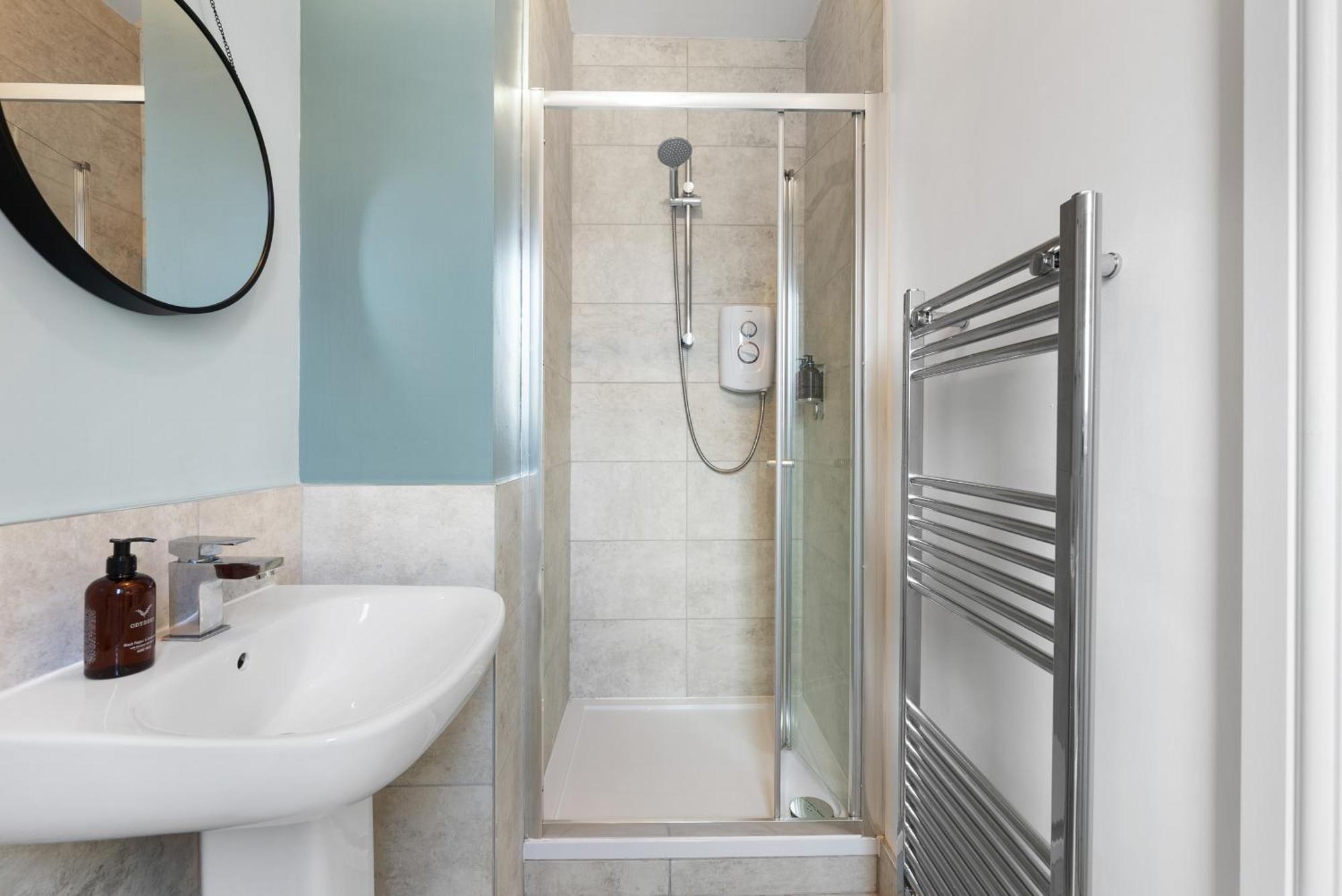 4-Bedroom Stunning Luxe, Spacious & Stylish Design House Bolton, Sleeps 11, With Parking Central Bolton, Links To Manchester, Pet-Friendly, Best For Groups! Work Contractors And Summer Special Offer! - By Blue Puffin Stays Farnworth Exterior photo