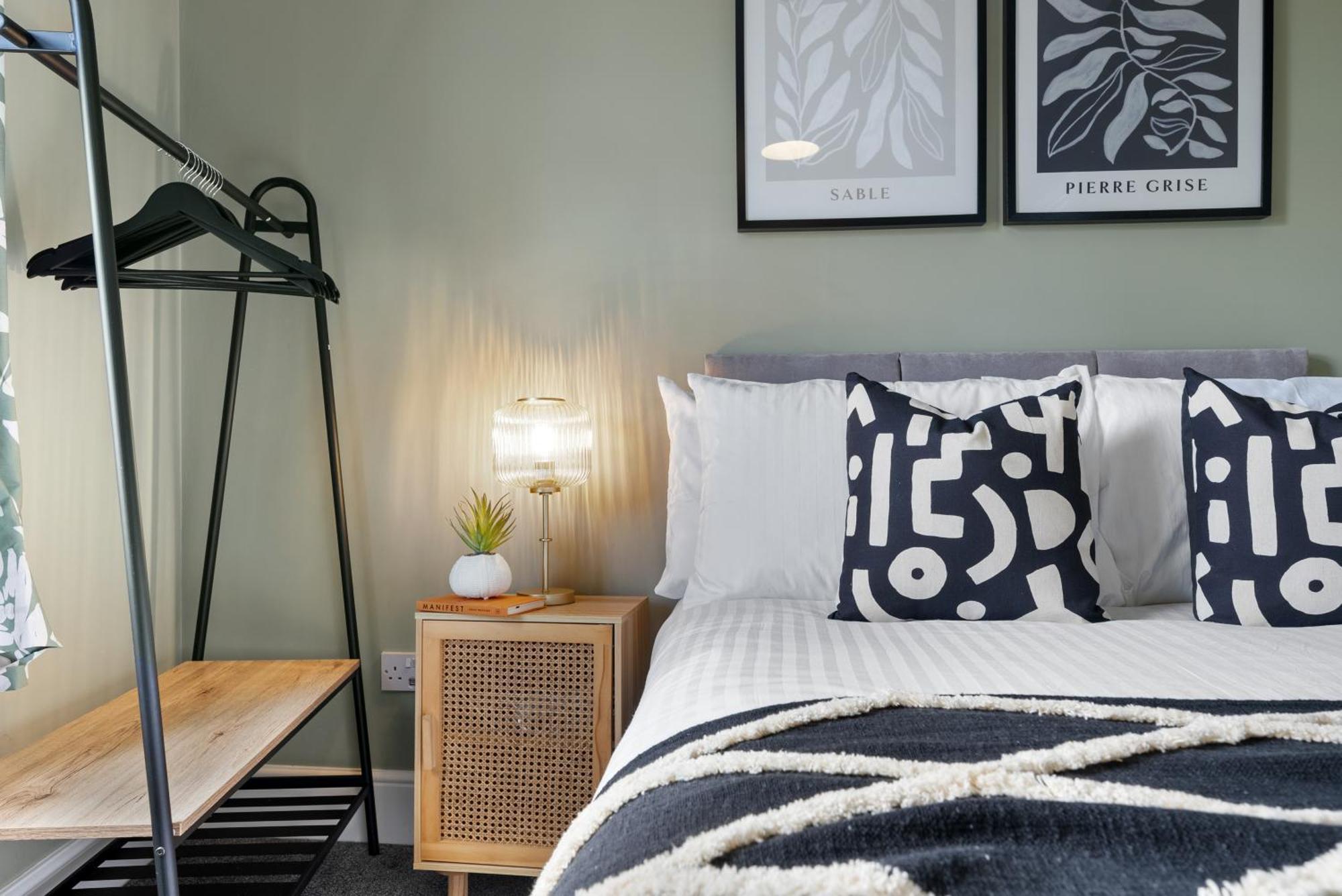 4-Bedroom Stunning Luxe, Spacious & Stylish Design House Bolton, Sleeps 11, With Parking Central Bolton, Links To Manchester, Pet-Friendly, Best For Groups! Work Contractors And Summer Special Offer! - By Blue Puffin Stays Farnworth Exterior photo