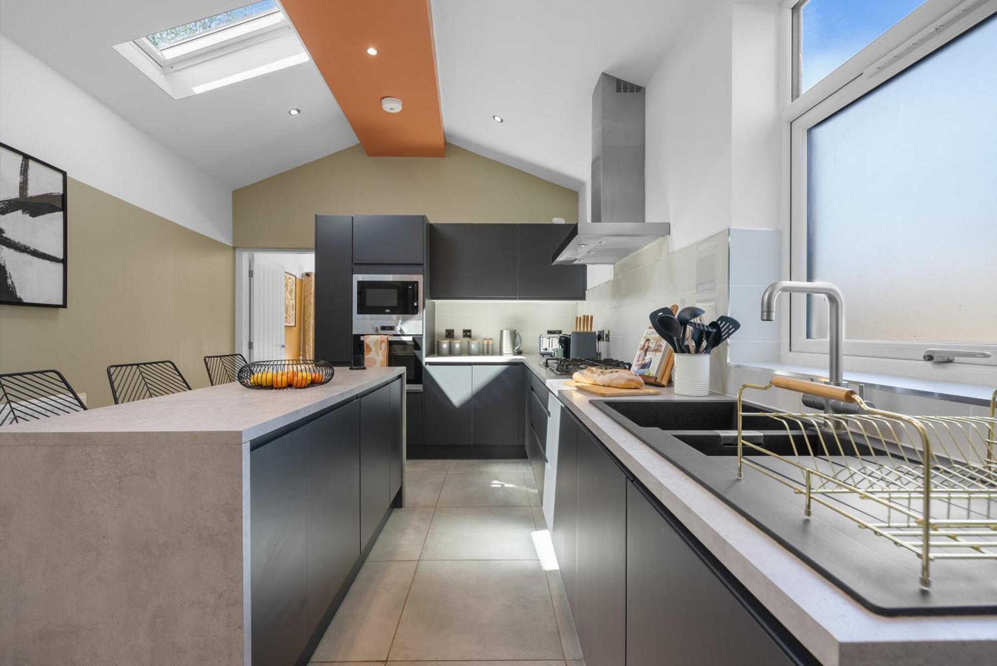 4-Bedroom Stunning Luxe, Spacious & Stylish Design House Bolton, Sleeps 11, With Parking Central Bolton, Links To Manchester, Pet-Friendly, Best For Groups! Work Contractors And Summer Special Offer! - By Blue Puffin Stays Farnworth Exterior photo